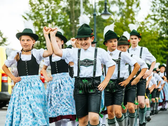 Kinder in Tracht auf der Pfingsroas in Inzell