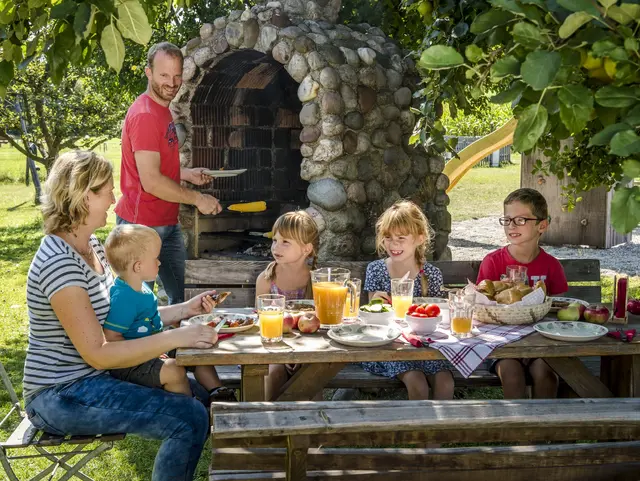 Gemeinsames Familienfrühstück auf der Terrasse mit frischen und regionalen Produkten. 