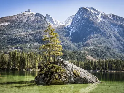 Der Hintersee im Frühling vor einem wunderschönen Bergpanorama. 