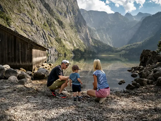 Familie am Obersee in Berchtesgaden. 