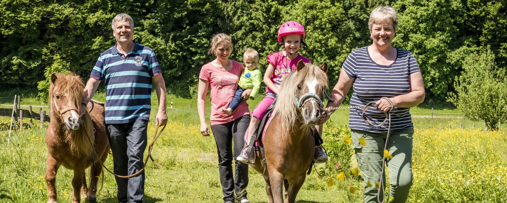 Urlaubsgäste machen eine geführte Ponywanderung.