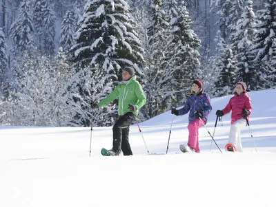 Schneeschuhwanderung mit der Familie.