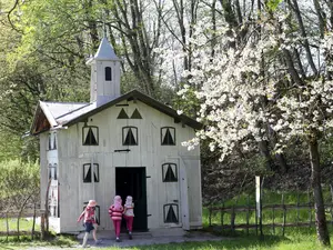 Kinder laufen zum Bienenhaus im Bauernhaus Museum Amerang.