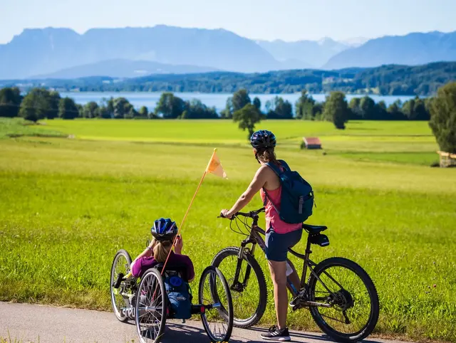 Handbikerin mit Radbegleitung am Chiemsee 