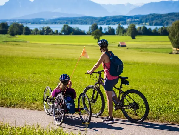 Handbikerin mit Radbegleitung am Chiemsee 