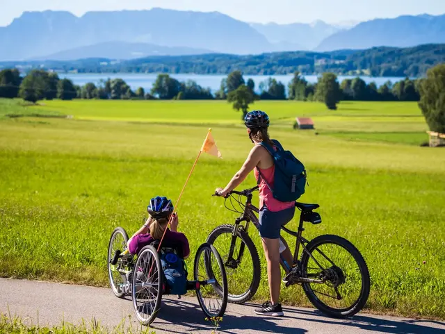 Handbikerin mit Radbegleitung am Chiemsee 