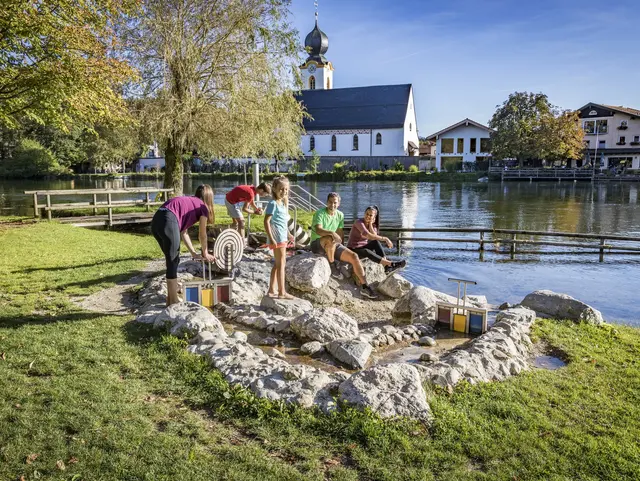 Familie im Alzbad in Truchtlaching im Herbst