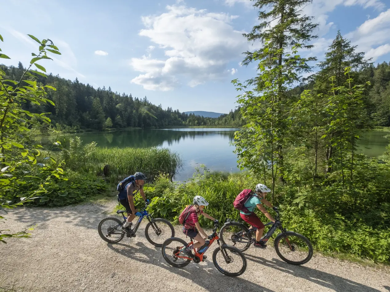 Mountainbiker-Familie am Frillensee bei Inzell im Sommer