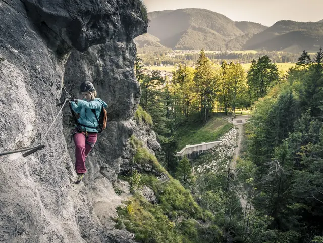 Kletterin ist gesichert am Klettersteig Hausbachfall, in Reit im Winkl unterwegs.