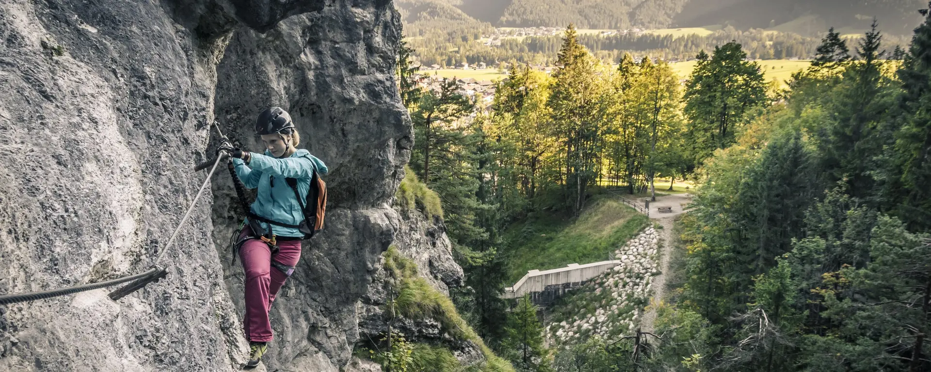 Kletterin ist gesichert am Klettersteig Hausbachfall, in Reit im Winkl unterwegs.