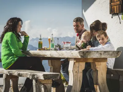 Familie bei der Brotzeit auf der Piesenhausener Brotzeit