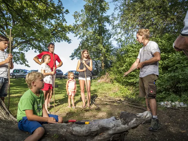 Bogen bauen mit Kindern in Übersee am Chiemsee im Sommer