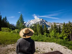 Urlauberin macht eine Pause auf der Rossfeldstraße in Berchtesgaden.