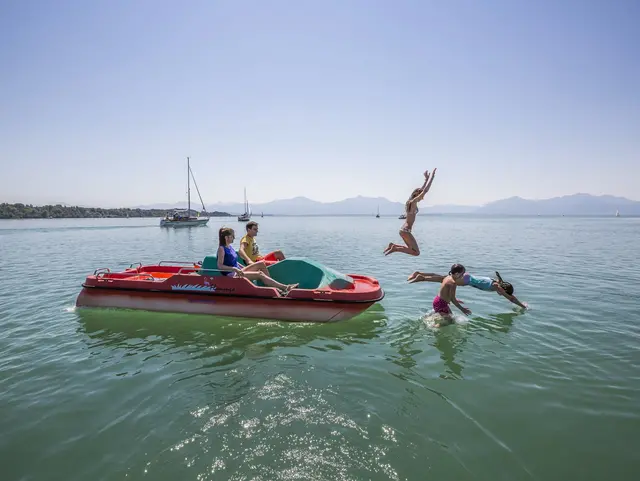 Tretbootfahren auf dem Chiemsee in Seebruck im Sommer