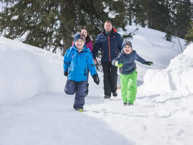 Familie beim Winterwandern an der Predigtstuhlbahn