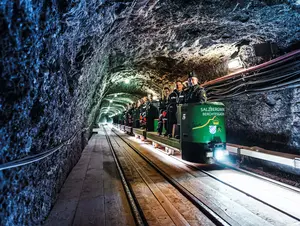 Gästeführer mit Gästen auf der Grubenbahn im Salzbergwerk Berchtesgaden