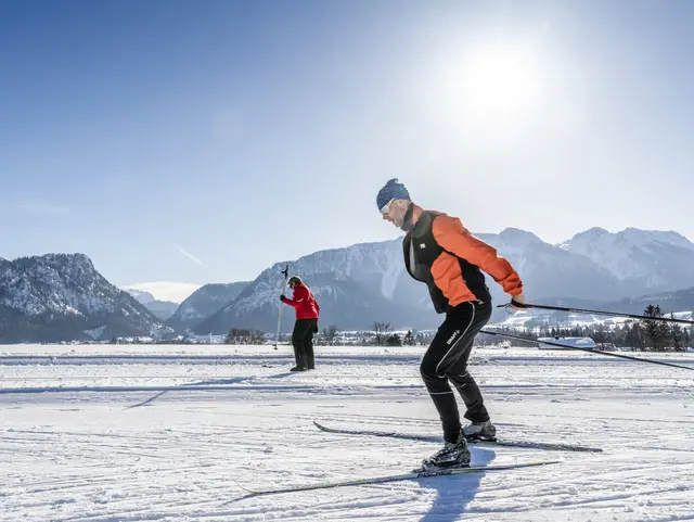 Langläufer auf der perfekt preparierten Langlaufloipe