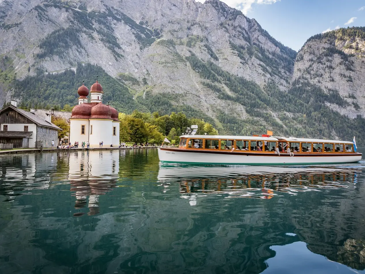  Ein Elektro Boot der Königssee Schiffahrt vor Bartholomä 