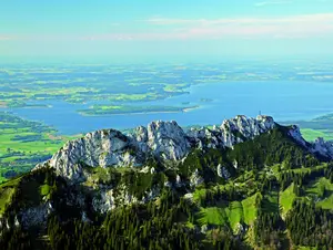 Bergblick auf die Kampenwand mit dem Chiemsee im Hintergrund.