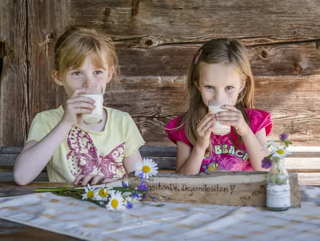 Kinder trinken ein frisches Glas Milch