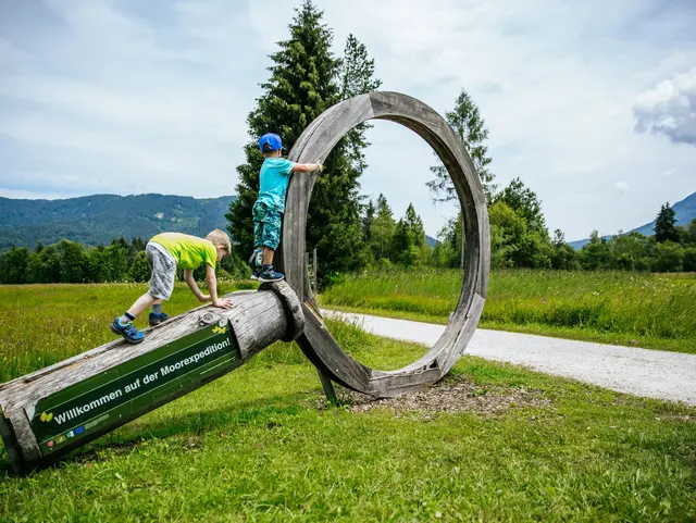 Familienwanderung am Moor-Erlebnis-Pfad Inzell im Sommer