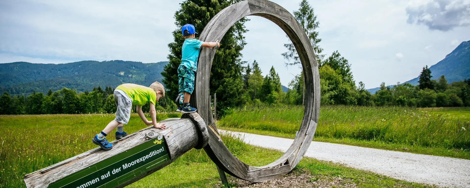 Familienwanderung am Moor-Erlebnis-Pfad Inzell im Sommer