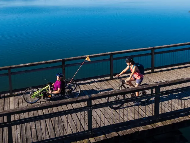 Handbikerin und Fahrradfahrerin am Waginger See