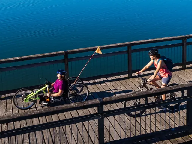 Handbikerin und Fahrradfahrerin am Waginger See