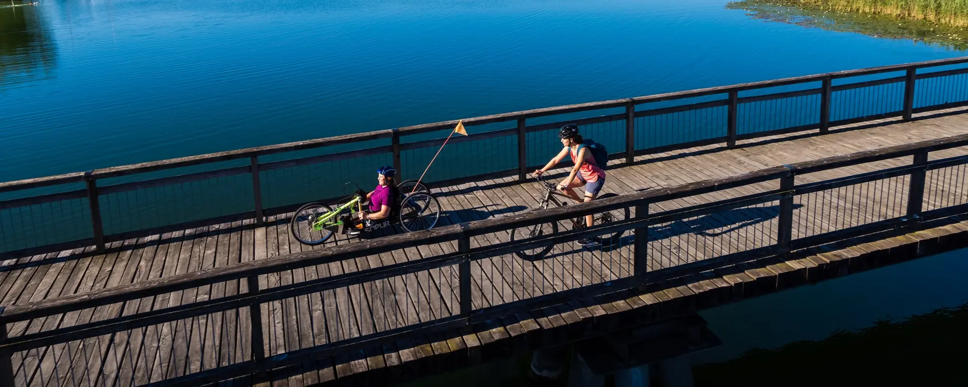 Handbikerin und Fahrradfahrerin am Waginger See