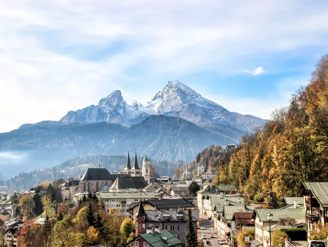 Blick von der Locksteinstraße über das Nonntal und den Markt Berchtesgaden mit seinen markanten Kirchtürmen der Stiftskirche und Pfaarkirche zum Watzmann