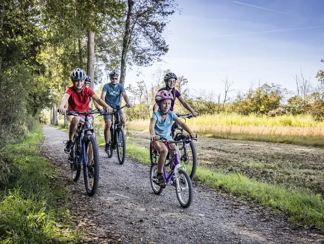 Fahrrad fahren mit der Familie in Seebruck im Herbst