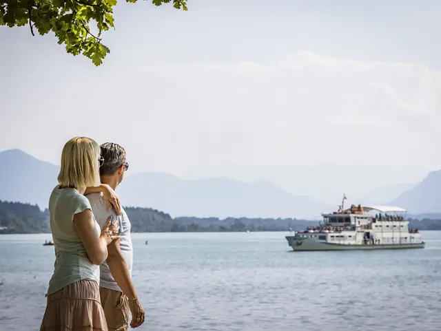 Blick auf den Chiemsee mit Schiff.