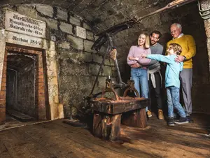 Führung in der Alten Saline, eine Familie besichtigt die Karl-Theodor Pumpe.