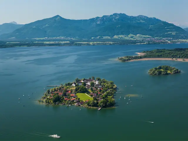 Blick auf die Fraueninsel und die Chiemgauer Alpen