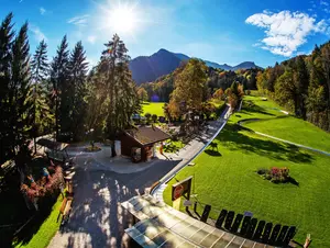 Gemeinsam erleben sie ein mit viel Liebe zum Detail angelegtes Märchenland und viel Raum für Abenteuer, Spiel und Spaß. Alle größeren Attraktionen wie die Sommerrodelbahn, die Trethochbahn Schneckenrennen, die Gaudi-Gondel, der Störrische Esel sind im Eintrittspreis enthalten.